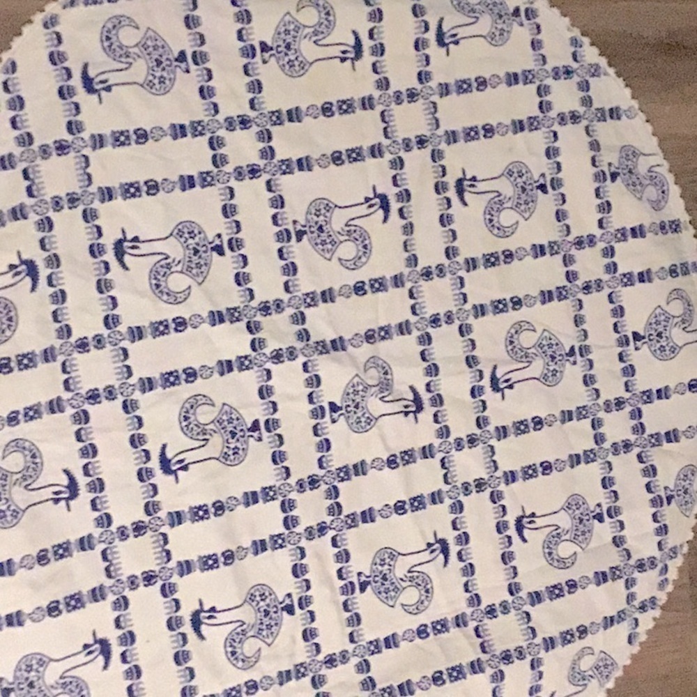 𝅺round 43" Cotton rooster embossed double sided Tablecloth.